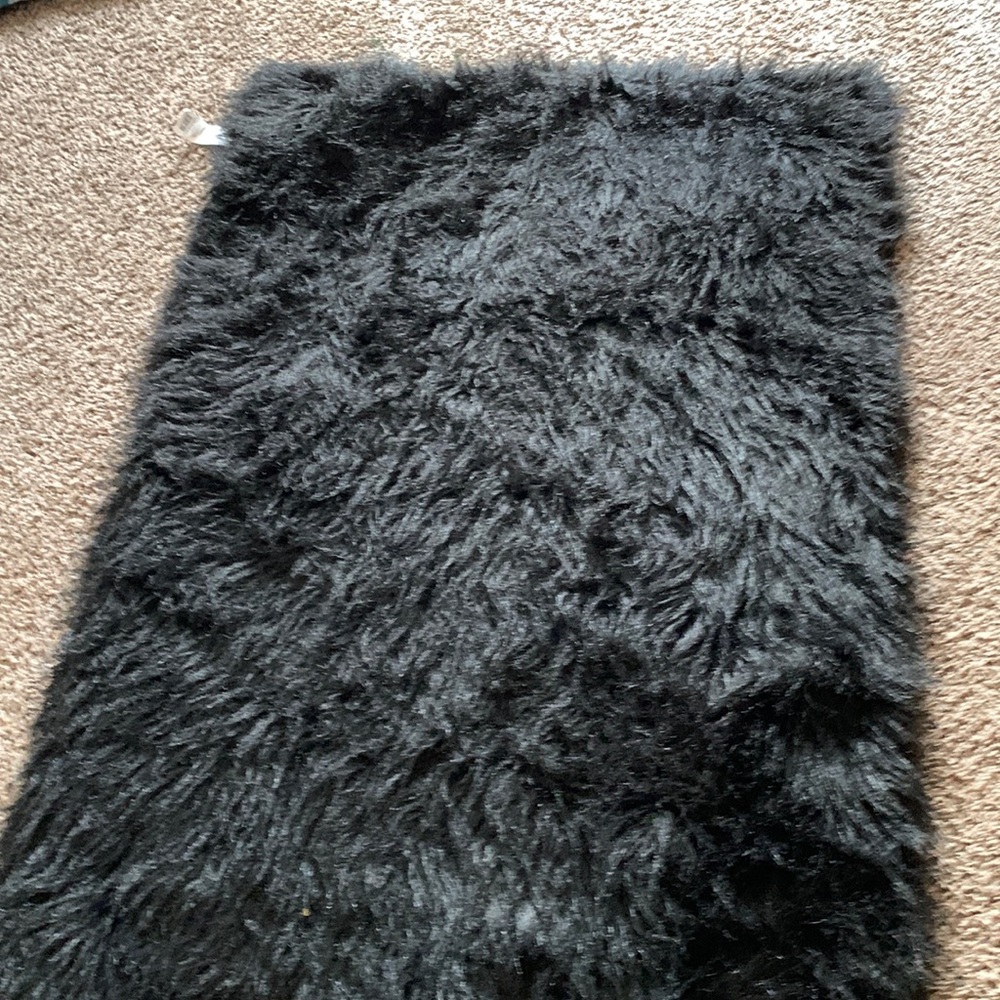 I’m selling my black rug